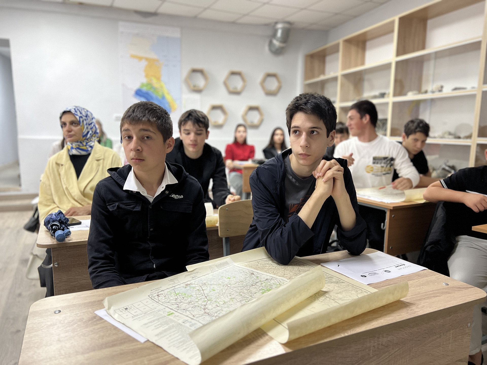 Каспий из космоса: в ДГУ школьникам показали, как спутники помогают изучать и сохранять море