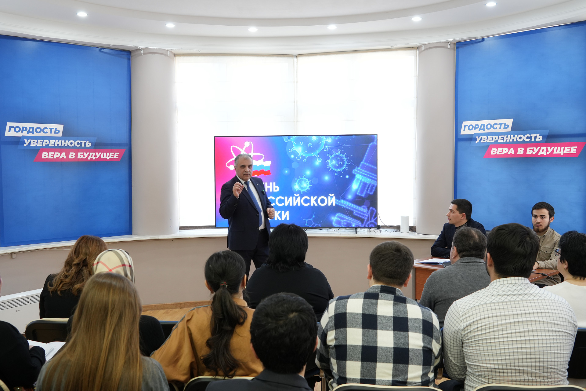 Сотрудники и студенты ДГУ приняли участие во встрече «Преемственность поколений в науке»